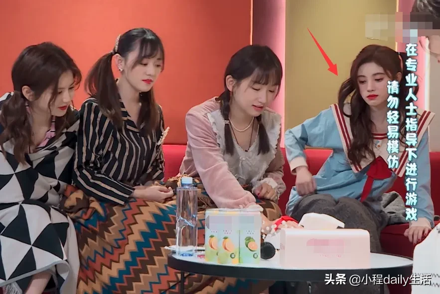 鞠婧祎与姐妹开睡衣派对,大家款式都很简单,