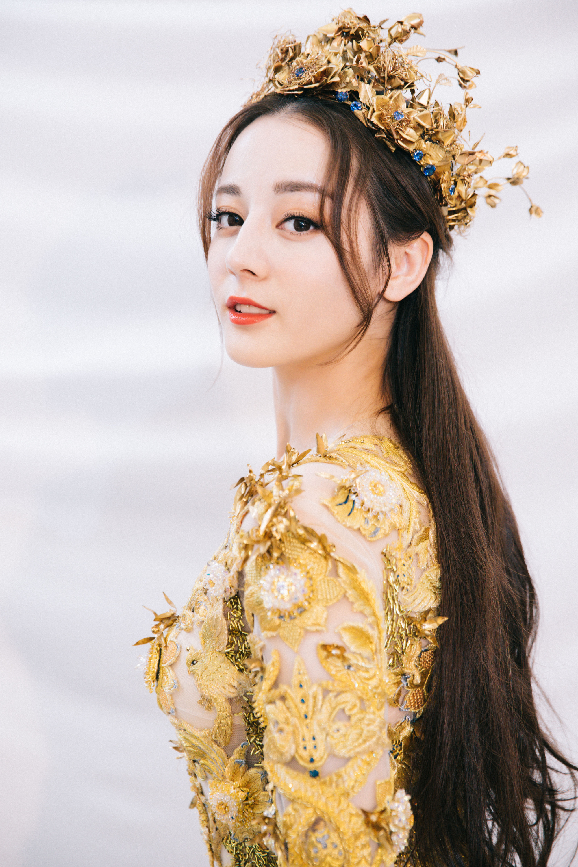 宋茜的金鹰女神礼服曝光，发光面料配金色羽毛，网友：一地鸡毛？