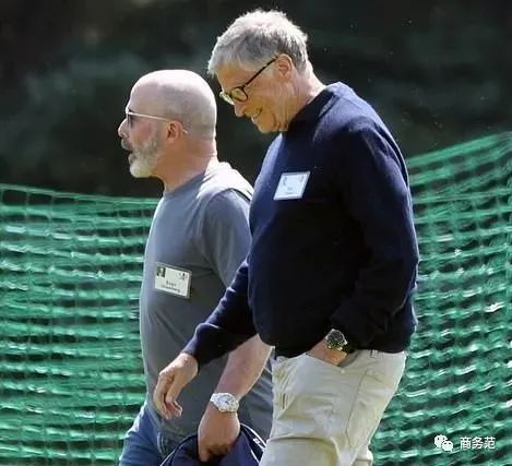 扎克伯格穿200块拖鞋聚会，暴露了全世界最有钱人“穿衣潜规则”