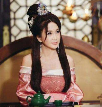 “不老女神”温碧霞新剧曝光，太妃一角引争议