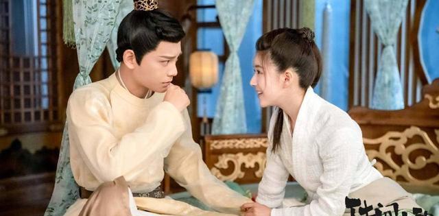 赵露思曝请客没带钱，发微信叫蒋依依来买单被