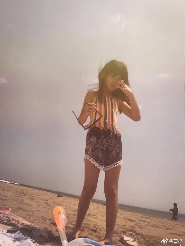 曹格9岁女儿大变样，五官长开眼睛变大，逆天长腿遗传妈妈好身材