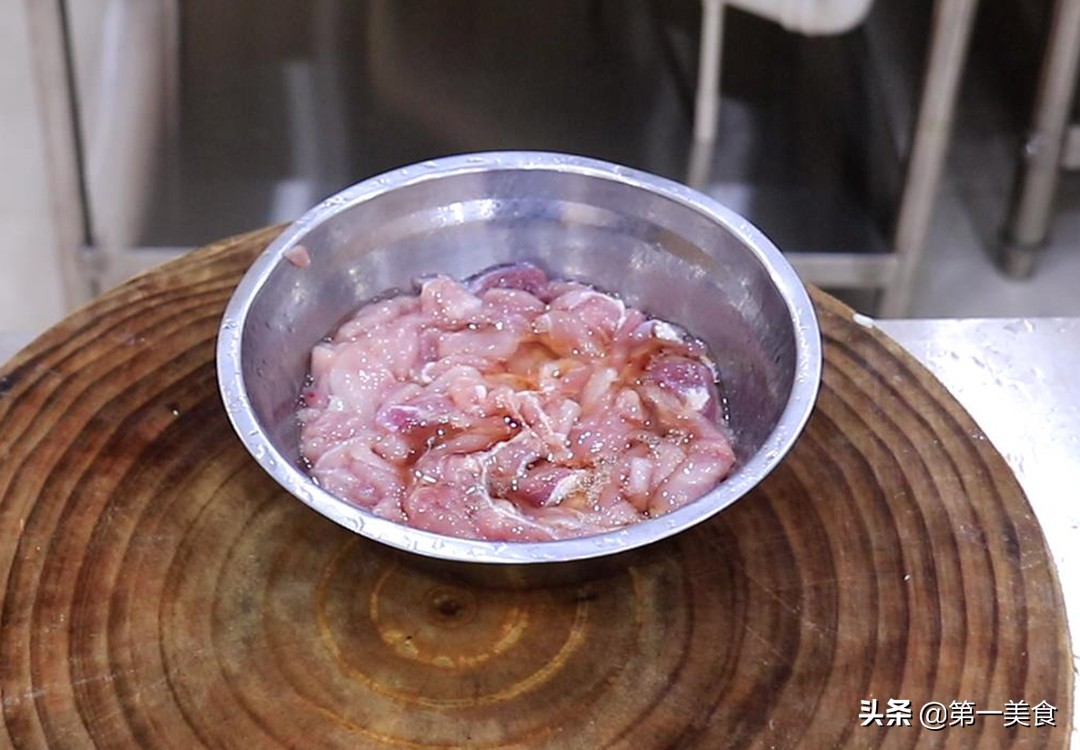 圖片[6]-飯店的香菇肉片為啥好吃 原來腌制是關(guān)鍵 廚師長教你正確做法-起舞食譜網(wǎng)