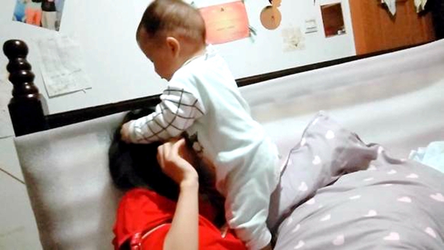 宝宝的5个举动看似粗暴，实则是对妈妈表达浓浓爱意，妈妈别误会