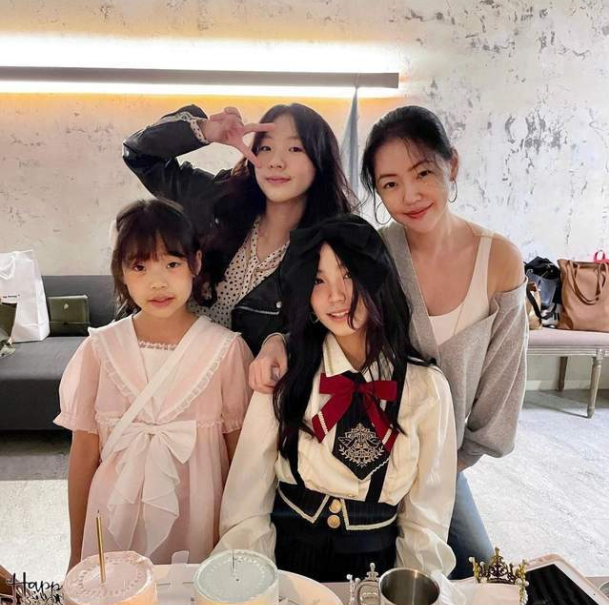 小S曬母女對話，許老三自稱三姐妹中她最美，對鏡wink超自信