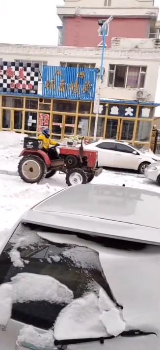 北方人打雪仗都带医保？战斗场面太爽，南方人都酸了