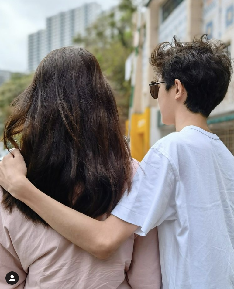 張智霖兒子母親節曬照，魔童攬媽媽臂膀顯男友力，身高赶超袁詠儀