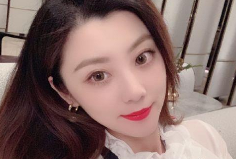 《王牌》女郎费费私照太惊艳，身材高挑不输给