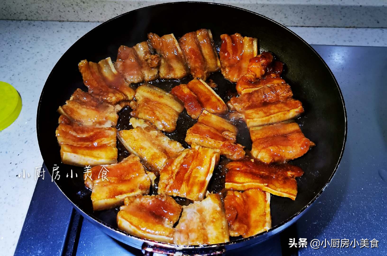 在家烤肉很简单，五花肉这样腌制好，平底锅也能烤肉，尝一口真香