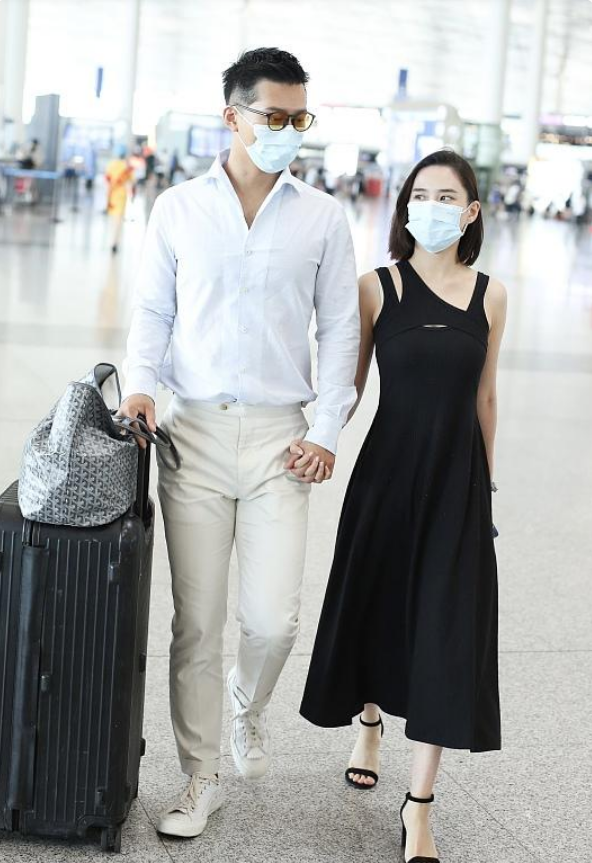 何超莲和窦骁走机场，穿条裙子就很显魅力，一