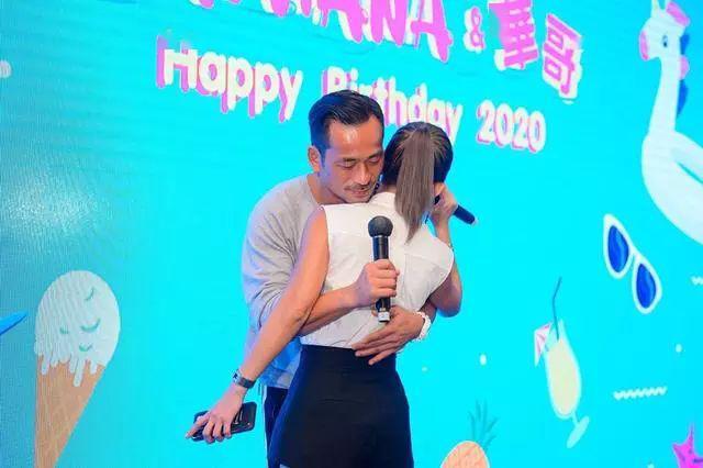 老公嘴对嘴亲吻5岁小女儿！洗米华46岁生日，在一旁露出羡慕表情