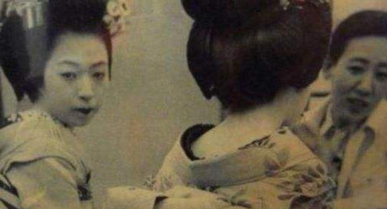 日军女间谍死不供认，戴笠拿出一样新刑具，女