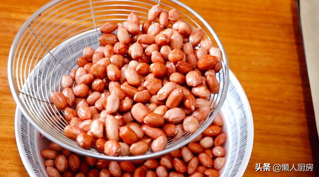 花生米不用水煮，撒點鹽泡一下，比油炸得更好吃，鹹香酥脆