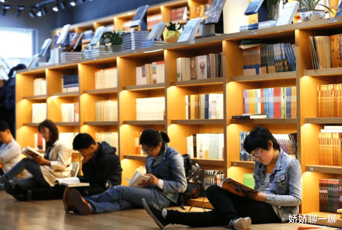 “新华书店”顾客只看不买 ，空调全天供应，为