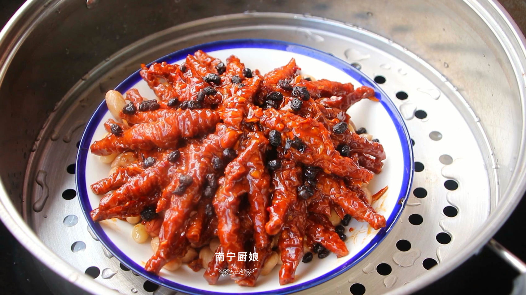 雞爪這做法太好吃了，軟糯入味，入口脫骨，難怪廣東人早茶必吃它