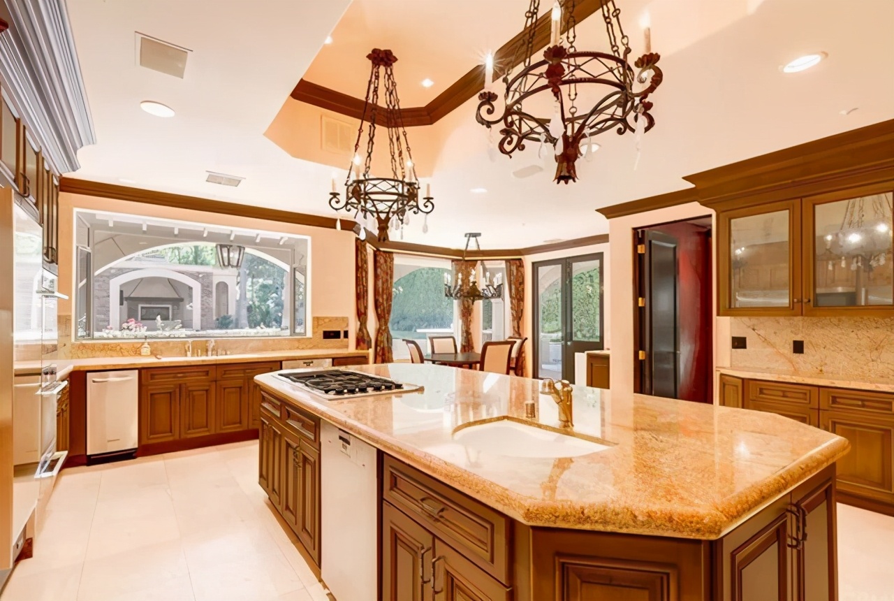 明星的美国豪宅有多牛？张纪中和比尔盖茨是邻