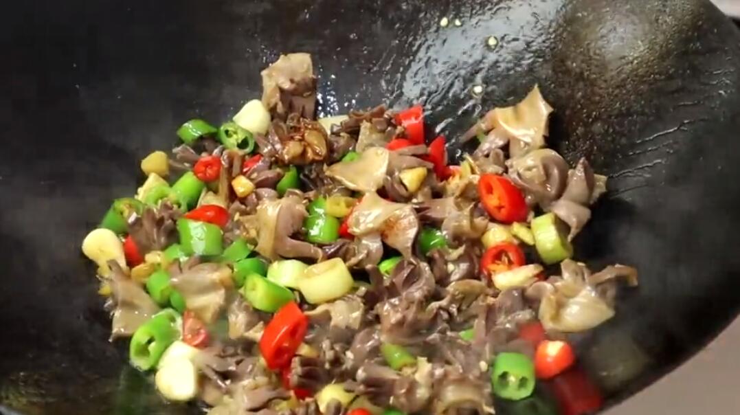 Stir-fried hot and sour duck gizzards homemade recipe, add one more step. The duck gizzards are crispy and refreshing, especially with wine and rice.