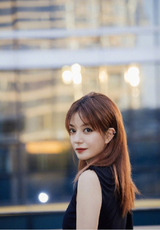 “老板倒台，员工遭殃”，赵薇旗下艺人王智变高危，新剧戏份删除