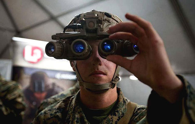 真正黑夜克星！我军装备国产新型四目全景式夜视仪 夜战如虎添翼