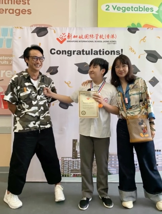费曼晒照为父庆生，调侃吴镇宇是“无蒸鱼”，被爸爸抱在怀里猛亲