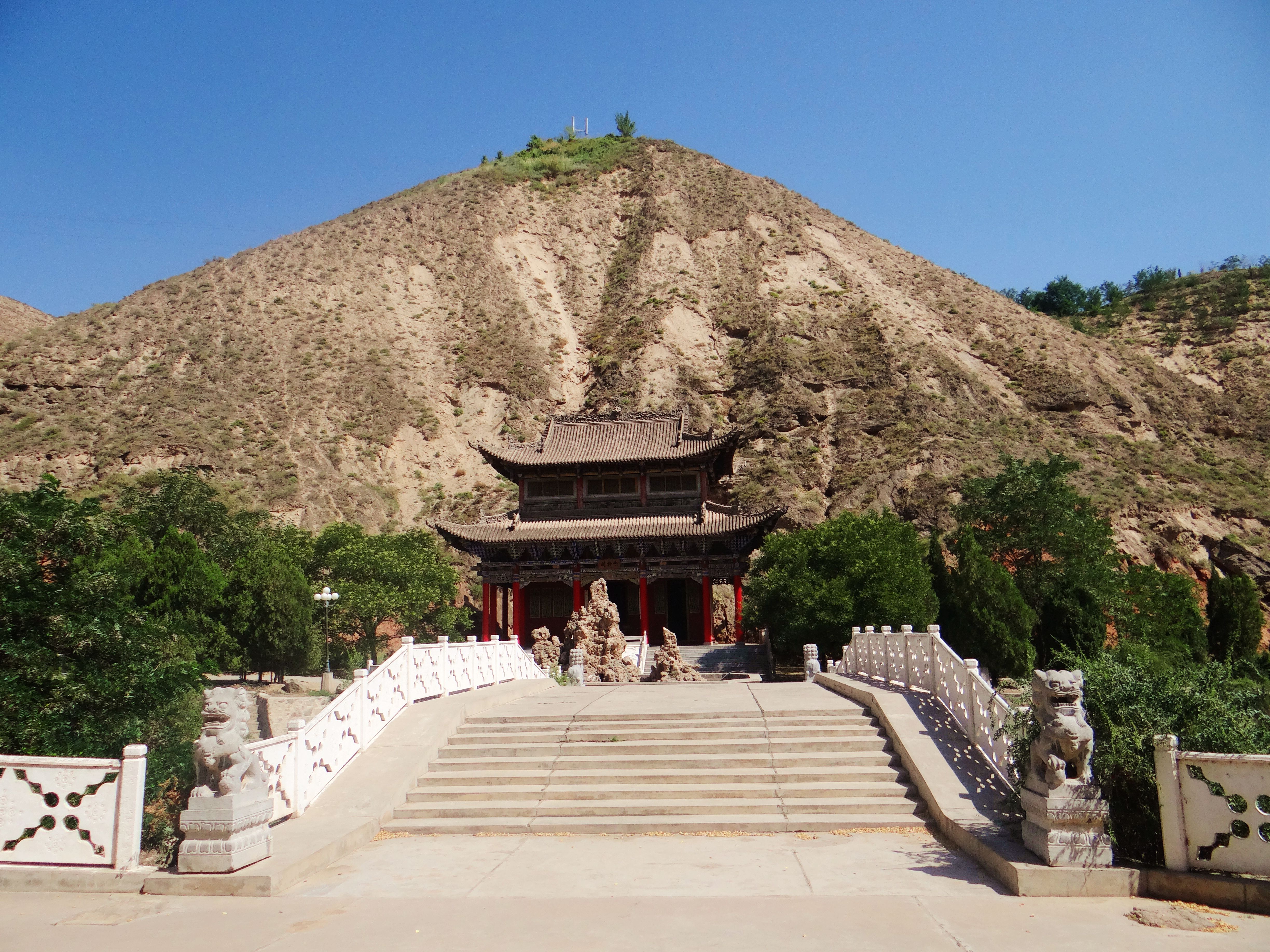An ancient temple in the deep mountains of 1,400 years, 36 temples and grottoes, a very spectacular scenery