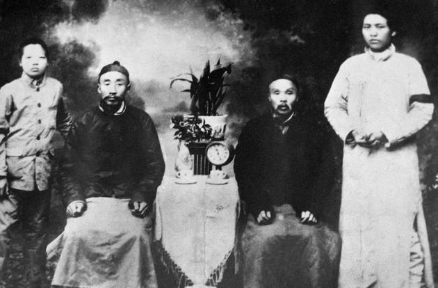 他是毛主席的亲弟弟，24岁就是军政委，邓小平晚