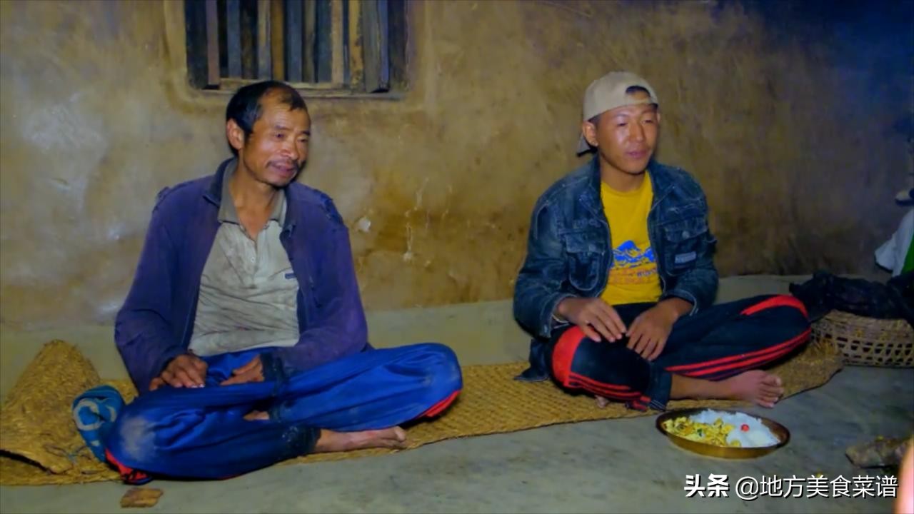 尼泊尔农村，村长家请人干活，中午没啥菜，儿媳妇炒鸡蛋招待大伙