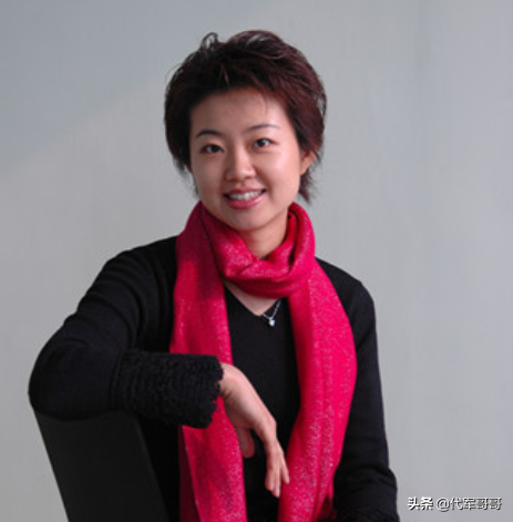 他是李咏的接班人，娶学霸美女同学生一子，如今41岁成人生赢家