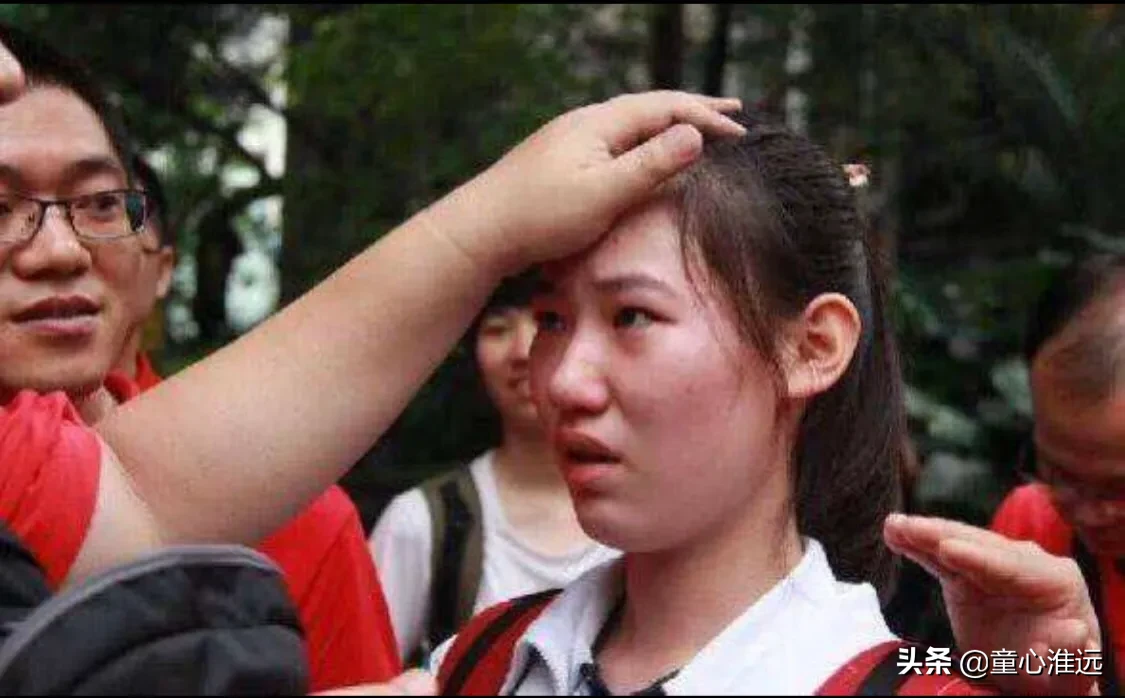 高考忘涂答题卡，女孩下跪恳求老师给一次机会