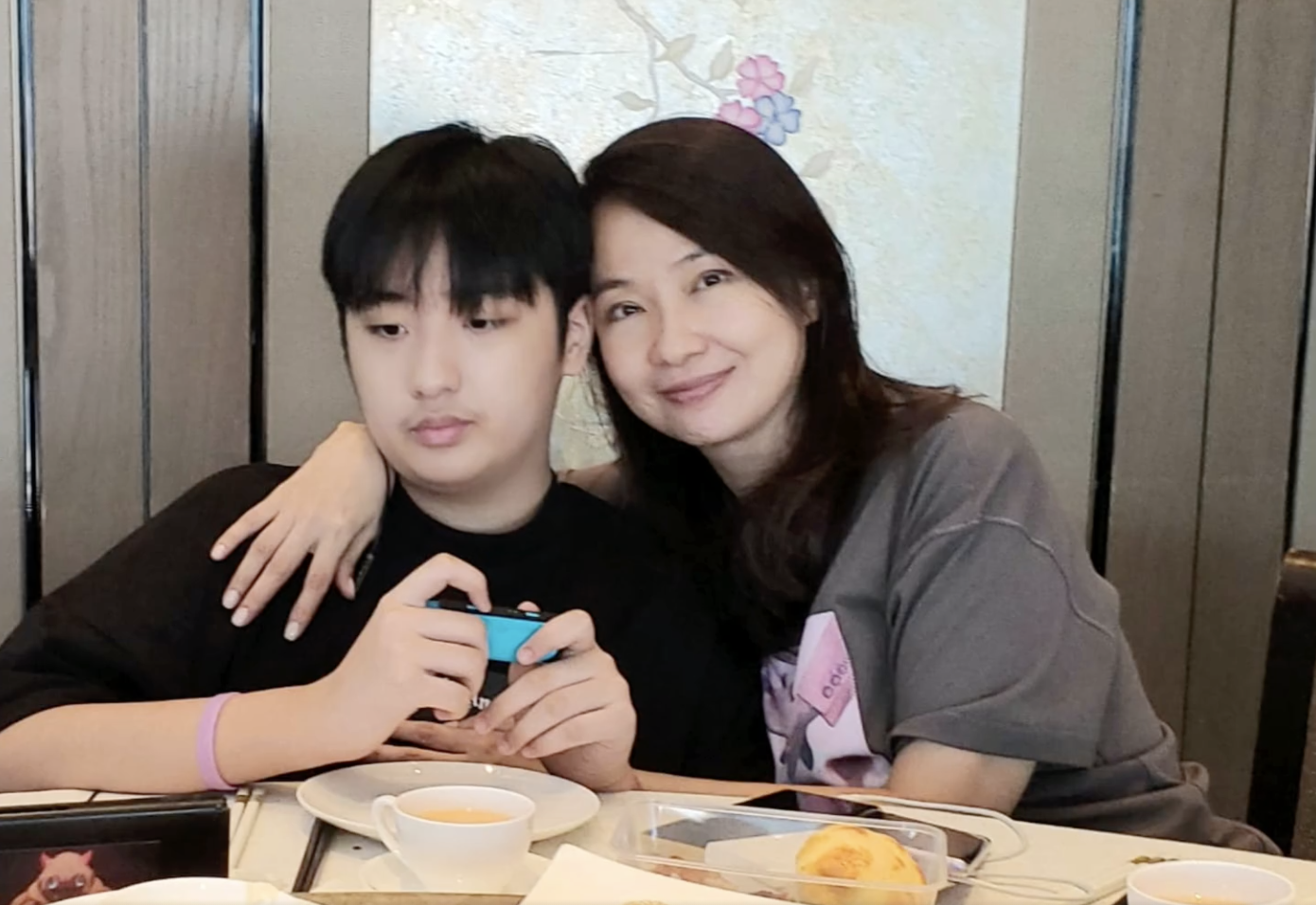 吴镇宇儿子费曼晒庆生视频，与妈妈温馨同框，王丽萍温婉知性