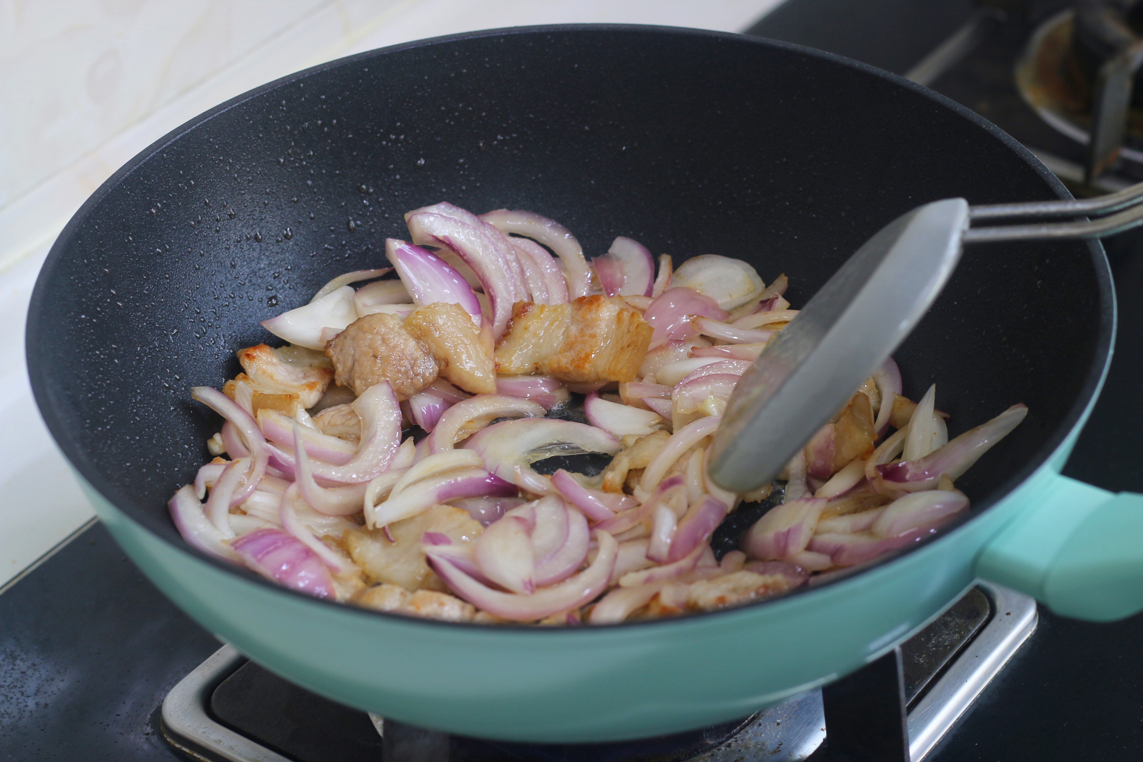 炒麵時，麵條先蒸再炒，根根分明，好吃入味，味道不比飯店差