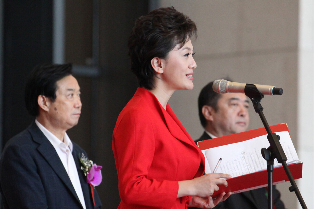 央視國臉海霞：21歲進央視成為新聞主持人，嫁給清華教授幸福美滿