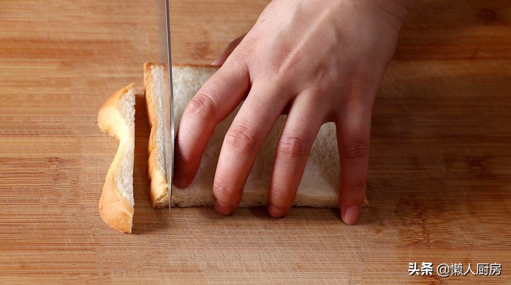 Don’t just make sandwiches for toast. Add milk and 2 eggs to make it more delicious.