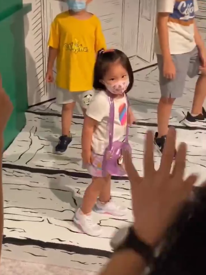 李亚男和女儿看展，全程负责当摄影师，gabby超爱拍照各种摆姿势