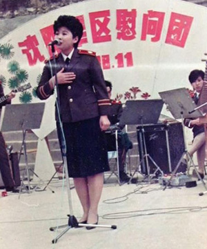 13次登春晚，唱红《十五的月亮》，58岁续写《春