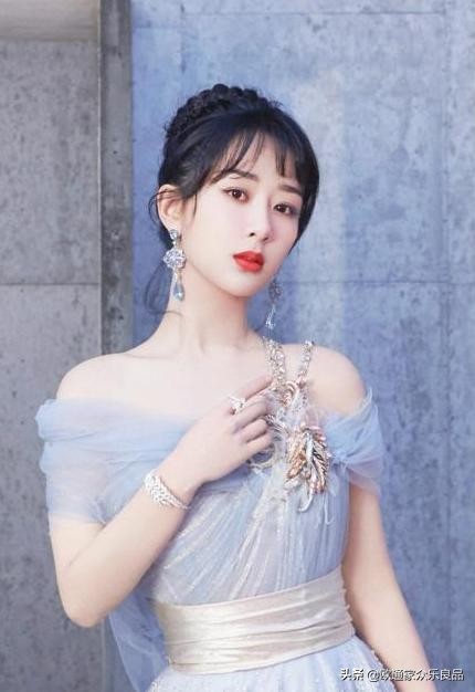 见过杨紫的西式婚纱照，美若天仙，再看看中式婚服，网友神评