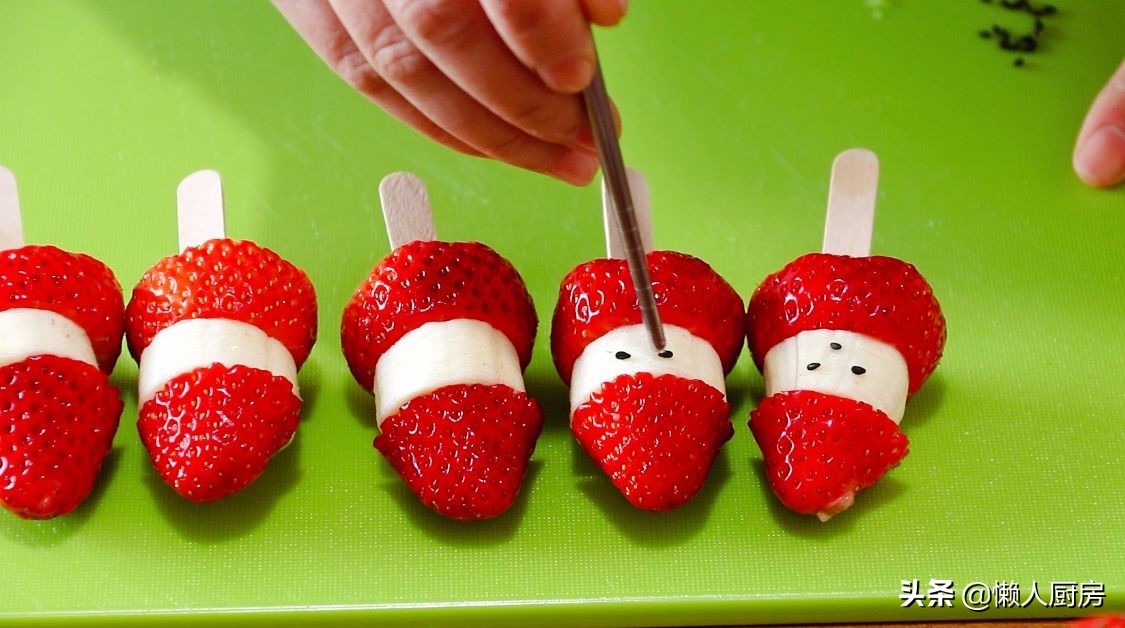 做糖葫蘆時，注意2點，做出來的糖葫蘆不黏牙，不粘手，不反沙