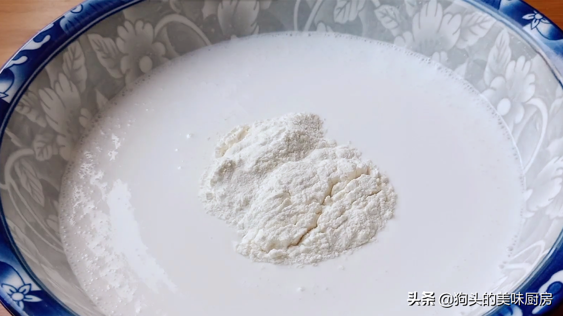 它比饅頭簡單，比麵包好吃，我家隔三差五就做，香甜鬆軟真好吃