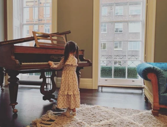 昆凌晒老公教女儿弹钢琴，周董打趣学费很贵，父女四手联弹超有爱