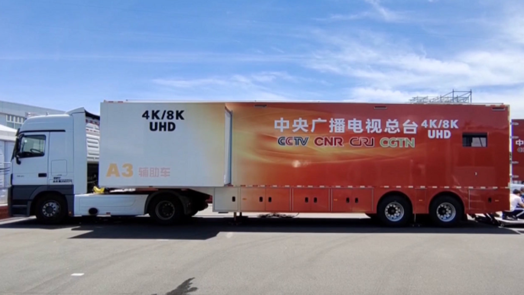 42个奥运会比赛场馆中, 31台主办国实况转播车和22套便携式卫星传输