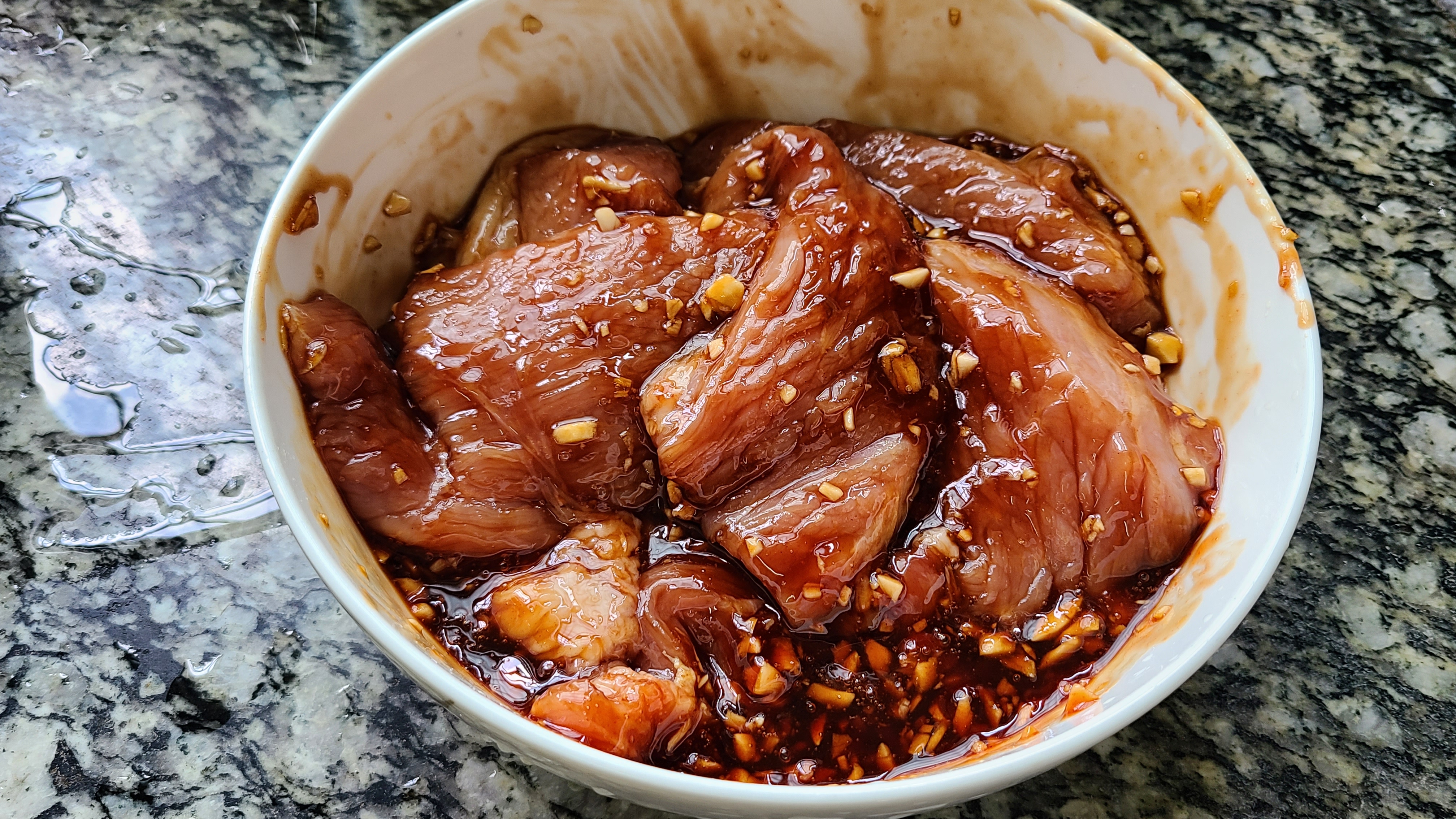 蜜汁叉烧，是广东很出名的一道菜，好吃又好看，太香了