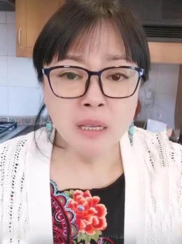 李菁菁：3段婚姻1個孩子，49歲嫁小21歲丈夫，因詐騙跌落神壇