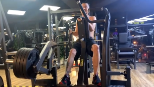 与马伊琍离婚后，文章的纹身被曝光！戴着粗金