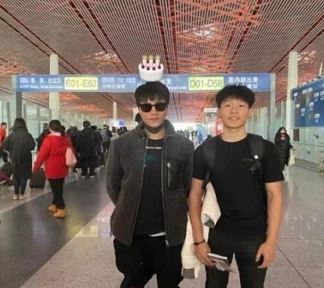 Son Chen Zunyou basks in Chen Kun to close with the schoolgirl according to, handsome male belle is very bright eye, the mirror that wear black extremely father