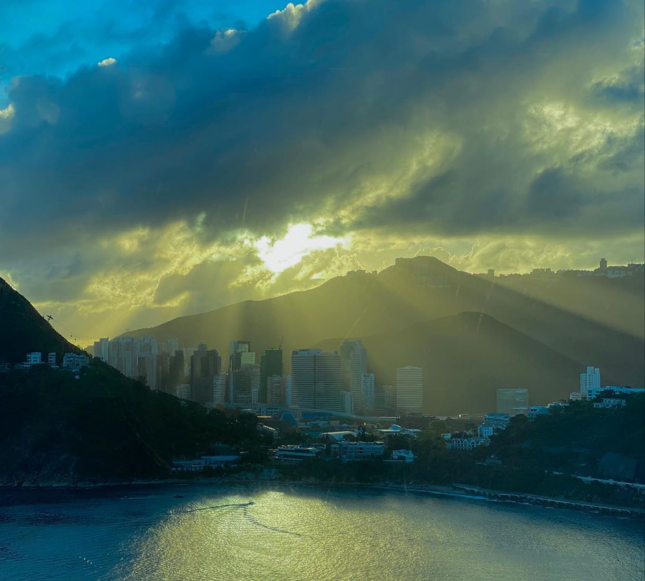 羡慕！张智霖夫妇近亿豪宅曝光，户外环境如仙境，网友：神仙生活