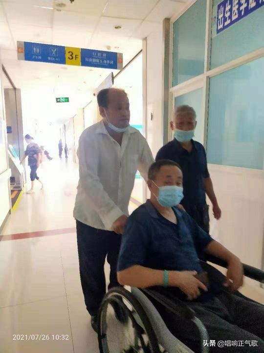 河北衡水爱家乡志愿者助力七旬老人医院体检