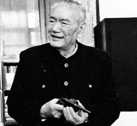 开国将军想家，回老家看望母亲，却发现母亲正