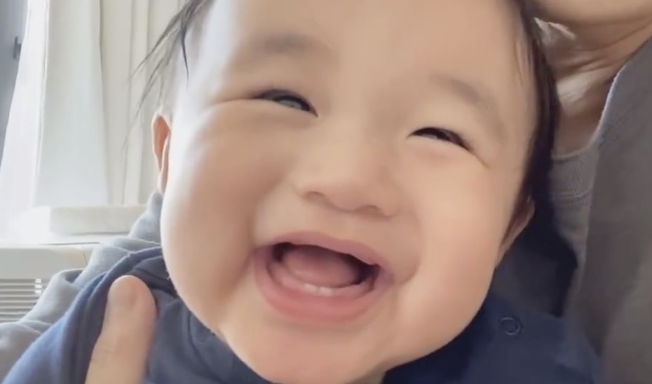 古巨基元旦晒儿子视频，Kuson笑容治愈，神情呆萌像爸爸