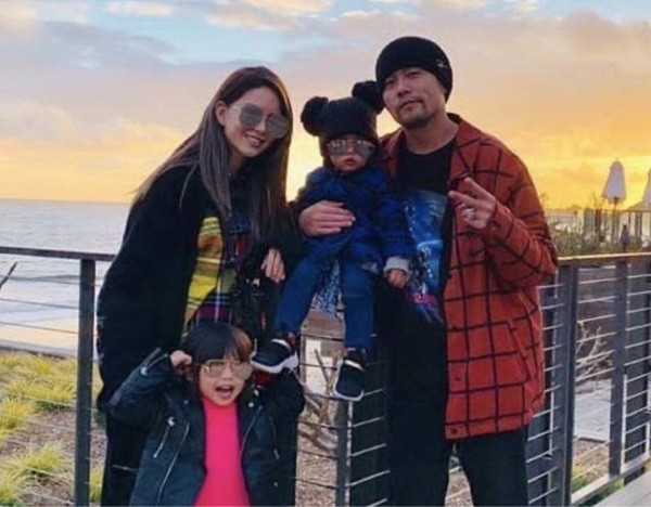 周杰倫女兒學習小提琴，長捲髮淑女樣超可愛，房間佈置豪華溫馨