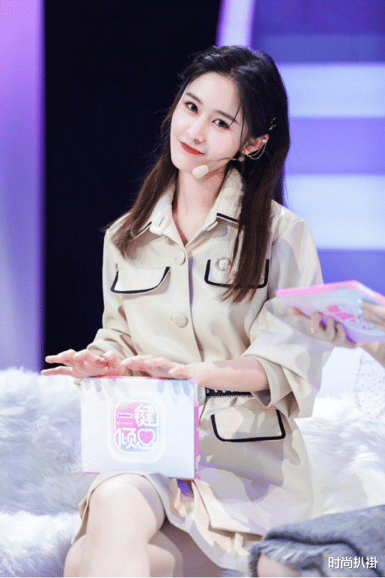 梁田职场裙装新时尚太攻了！轻松玩转简洁颜色